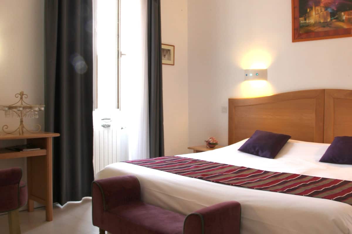 suite | in-room safe, individually decorated, individually furnished, desk