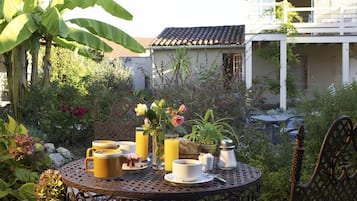 Petit-déjeuner servi tous les jours en supplément