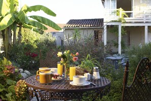 Petit déjeuner composé de spécialités régionales (14 EUR par personne)