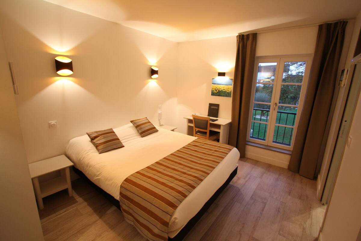 in-room safe, individually decorated, individually furnished, desk