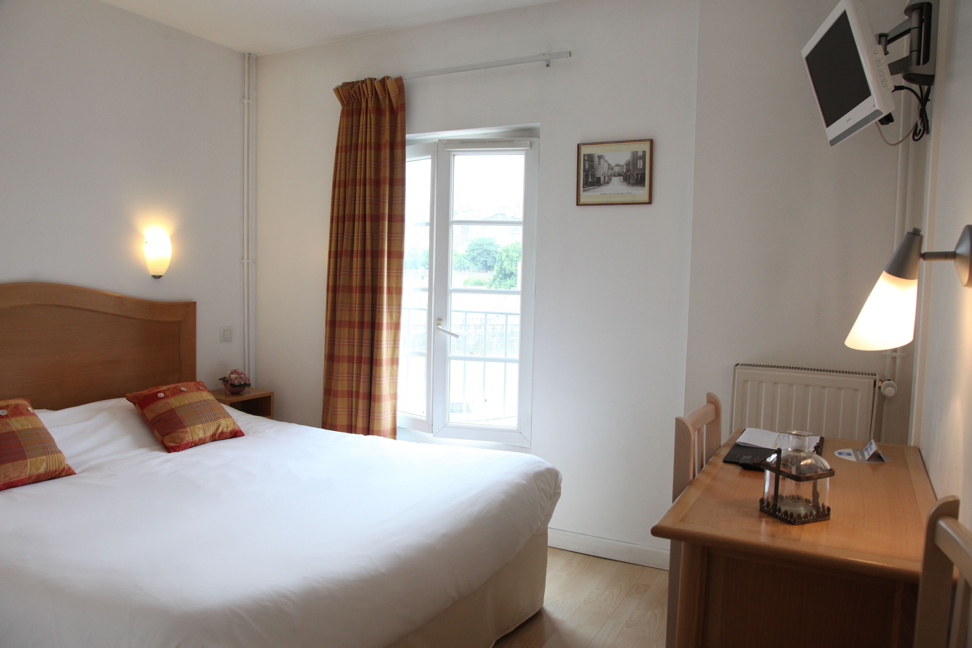 standard double room | in-room safe, individually decorated, individually furnished, desk