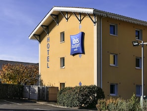 Ein Hotelgebäude mit einem Schild, auf dem 'ibis budget hotels' steht.