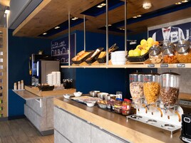 Café da manhã com buffet todos os dias mediante uma taxa