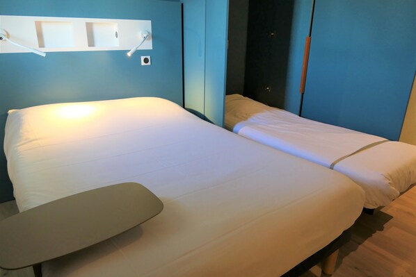 Triple Room, Multiple Beds | Desk, blackout drapes, soundproofing, free WiFi