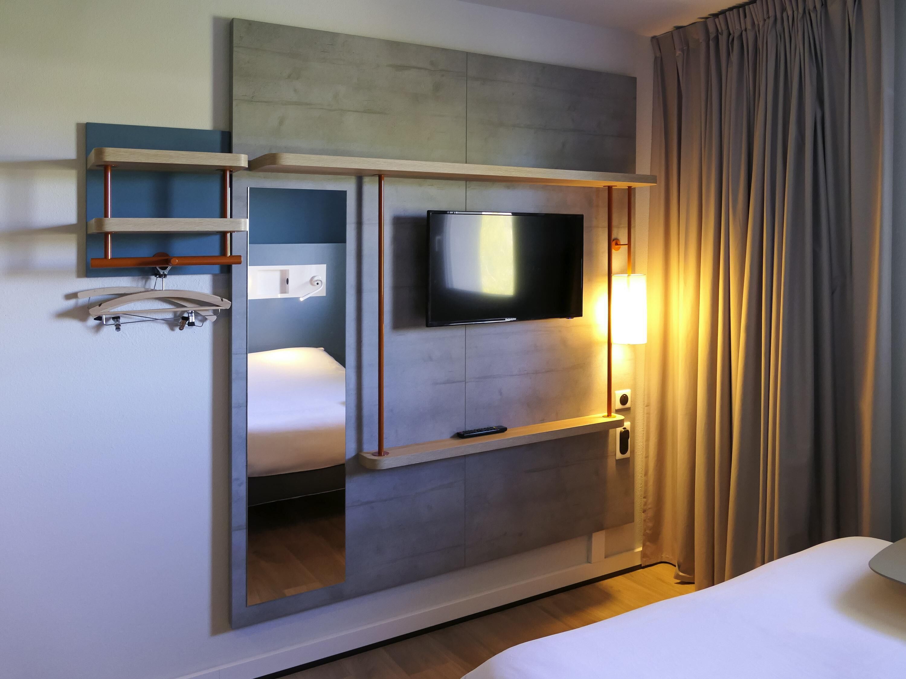 Schreibtisch, Verdunkelungsvorhänge, schallisolierte Zimmer