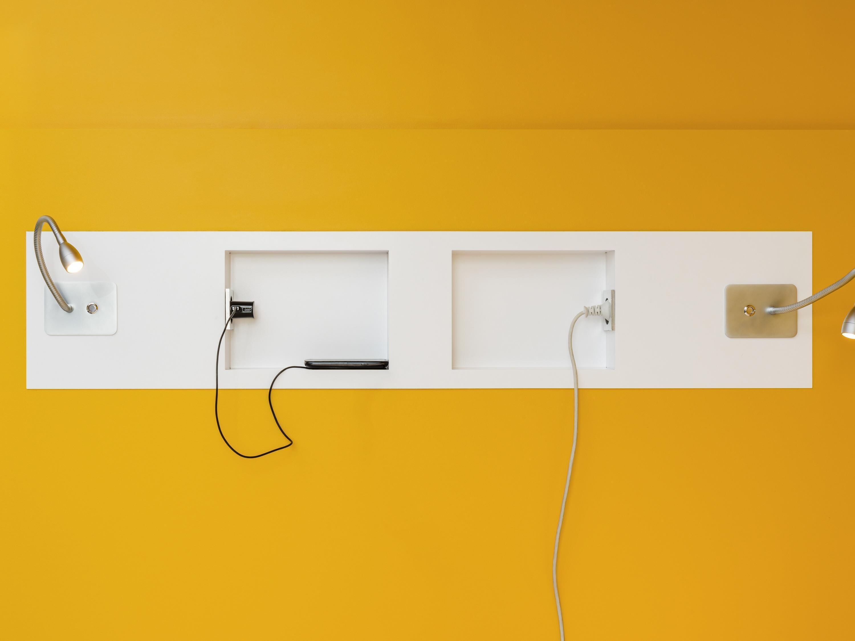 Schreibtisch, Verdunkelungsvorhänge, schallisolierte Zimmer