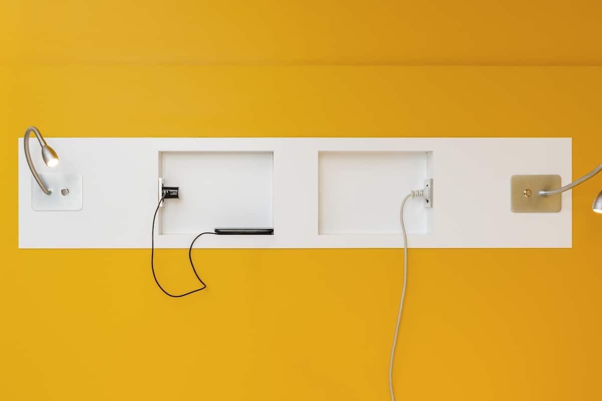 Schreibtisch, Verdunkelungsvorhänge, schallisolierte Zimmer