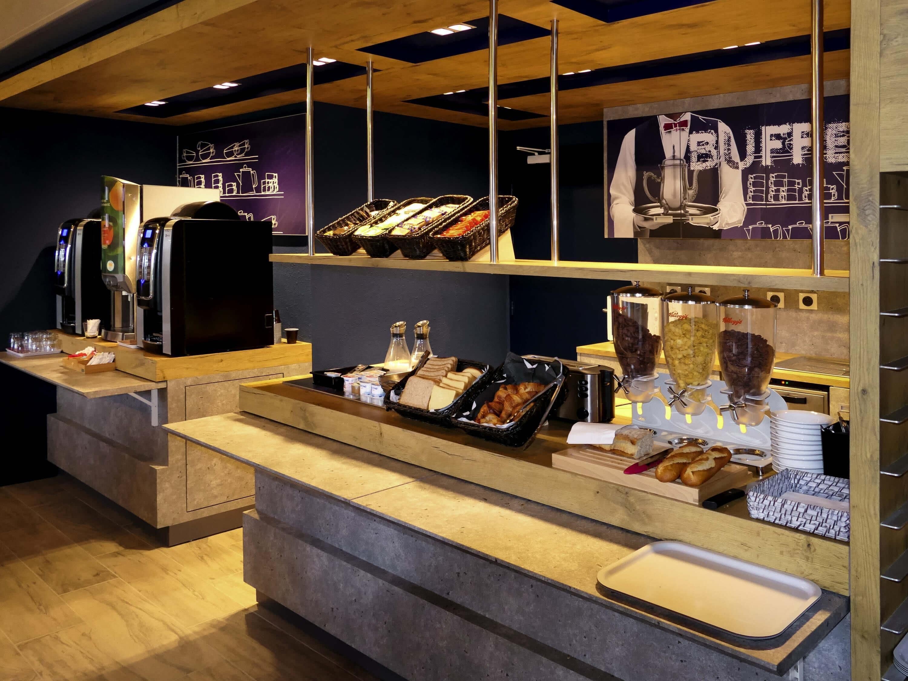 朝食 (ビュッフェ)、毎日提供 (1 名様 9 EUR)