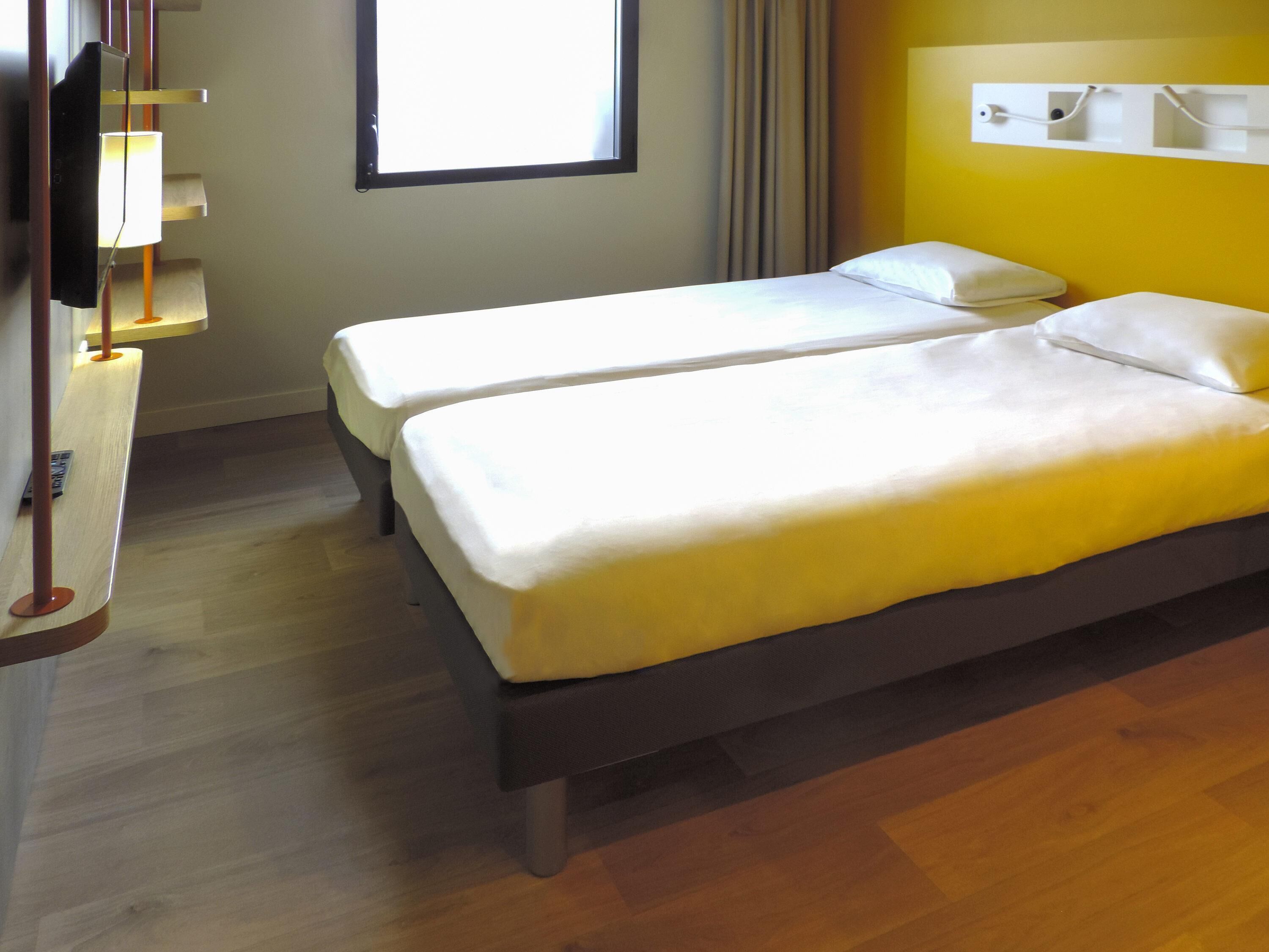 Kamar Twin, 2 Tempat Tidur Twin | Meja kerja, tirai kedap cahaya, kedap suara, dan Wi-Fi gratis