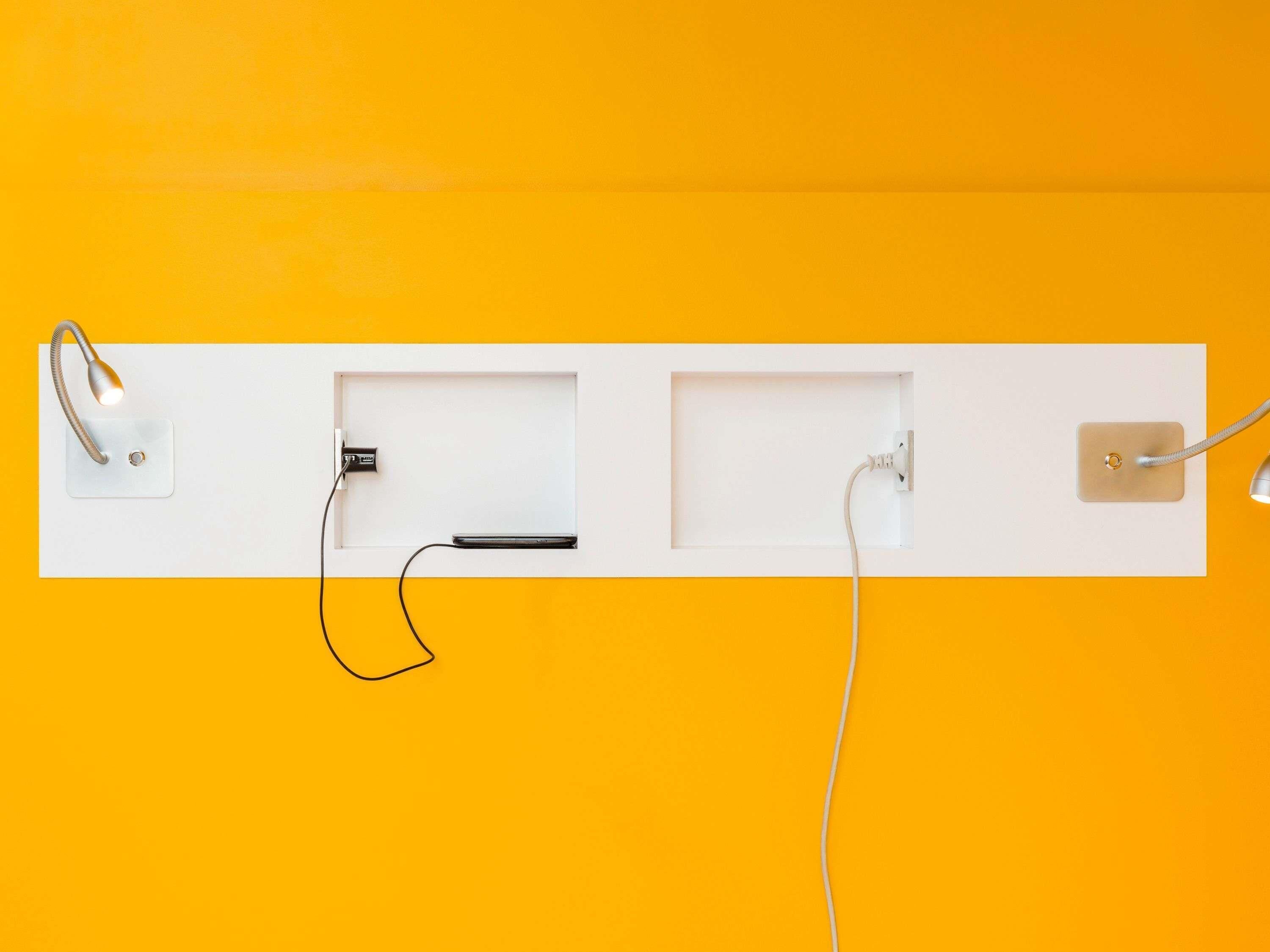 Schreibtisch, Verdunkelungsvorhänge, schallisolierte Zimmer