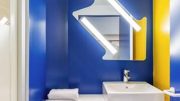 Una scrivania, tende oscuranti, insonorizzazione, Wi-Fi gratuito