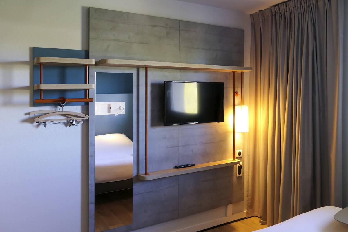 Quarto casal | Escrivaninha, cortinas blackout, quartos à prova de som