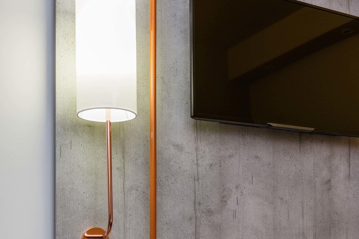 Schreibtisch, Verdunkelungsvorhänge, schallisolierte Zimmer