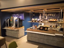 Café da manhã com buffet diário (EUR 9 por pessoa) 