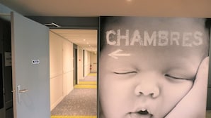 A hallway with a sign indicating 'Chambres' and an arrow pointing to the right. - Ibis Budget Perigueux Boulazac (Boulazac-Isle-Manoire)