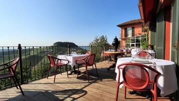 Breakfast, dinner served; local cuisine, alfresco dining