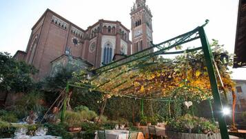 Breakfast, dinner served; local cuisine, al fresco dining