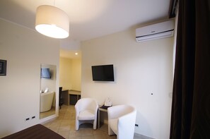 Habitación doble | Caja fuerte, escritorio, cortinas opacas y sistema de insonorización
