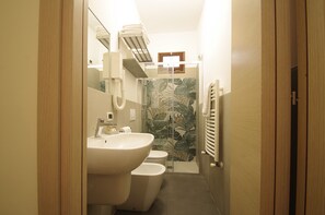 Tweepersoonskamer | Badkamer | Een douche, gratis toiletartikelen, een haardroger, een bidet