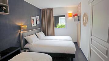 Una scrivania, ferro/asse da stiro, culle/letti per bambini (gratuiti)