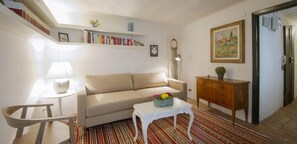 Apartment, 1 Schlafzimmer, Küche (Location: Via dei Coverelli 12 ) | Wohnbereich | Flachbildfernseher