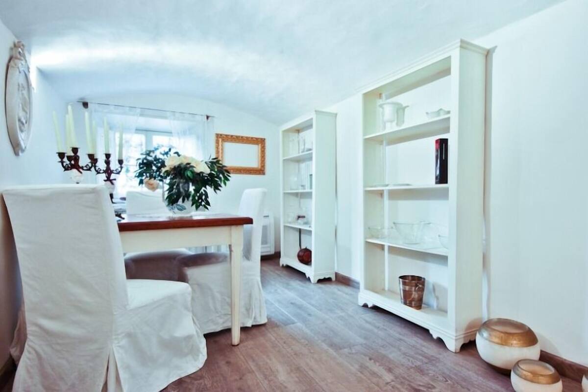 Leilighet, 1 soverom, kjøkken (Location: Via di Santo Spirito 7) | Spiseområde på rommet