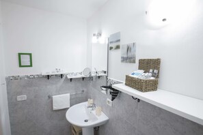 Comfort Single Room, Private Bathroom | Bathroom | Shower, free toiletries, hair dryer, towels