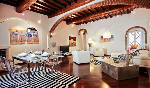 Luxe appartement, 2 slaapkamers, keuken (Location: Via Della Scala 36) | Woonruimte | Een flatscreentelevisie