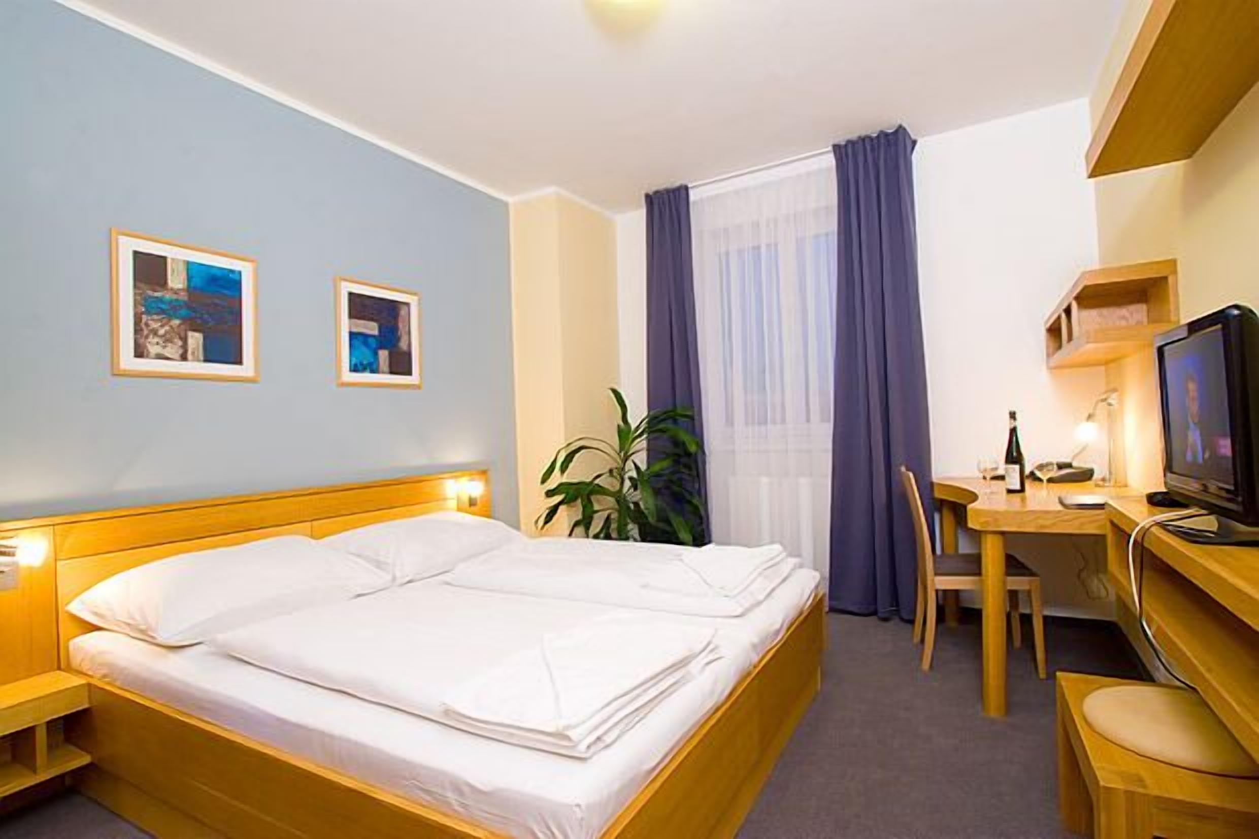 business double or twin room, 1 bedroom | hypo-allergenic bedding, minibar, in-room safe, desk