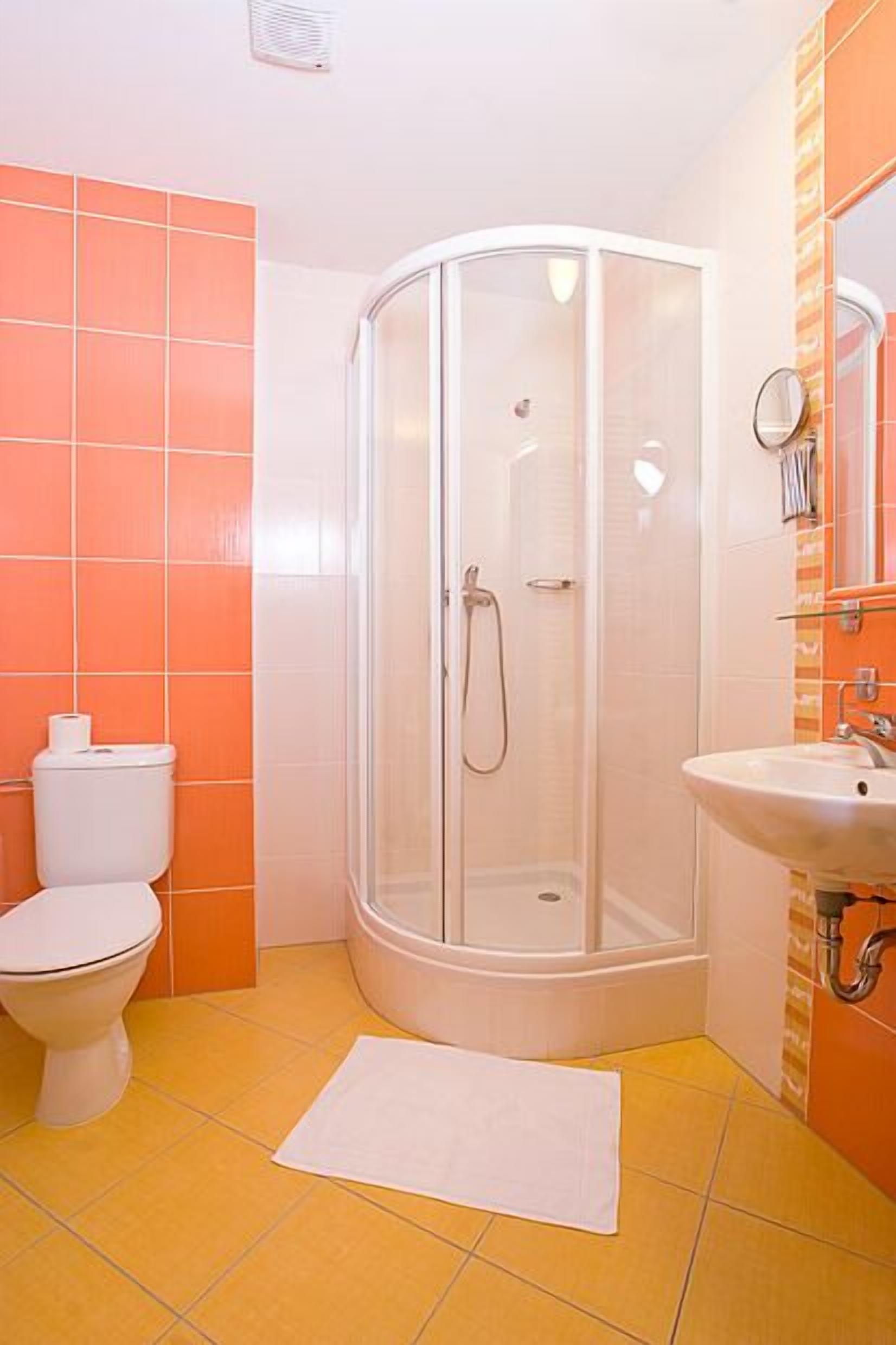 business double room single use | bathroom | free toiletries, hair dryer, heated floors, towels