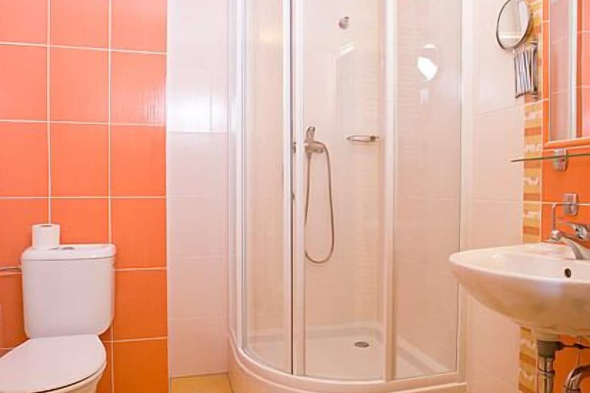 business double room single use | bathroom | free toiletries, hair dryer, heated floors, towels