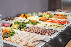 Desayuno buffet diario (EUR 17.90 por persona)