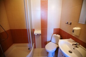 Habitación Club, balcón | Baño | Regadera y toallas