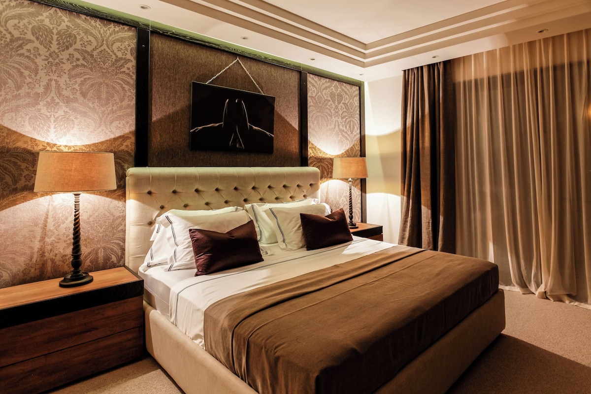 Premium bedding, minibar, in-room safe, desk