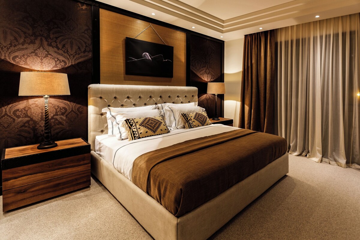 Premium bedding, minibar, in-room safe, desk