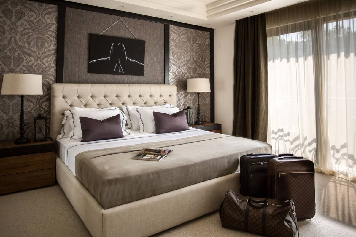 Seprai premium, minibar, brankas, dan meja kerja