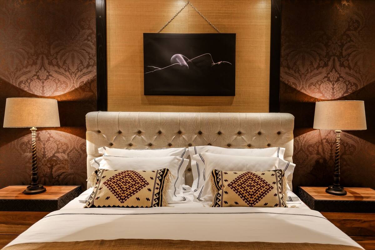 Seprai premium, minibar, brankas, dan meja kerja