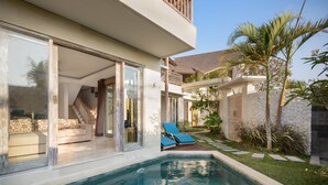 A modern house with a swimming pool, a staircase, and a balcony. - Adinda Balangan Beach Villa (Jimbaran)