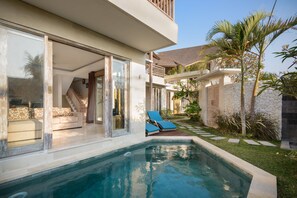 สระว่ายน้ำกลางแจ้ง