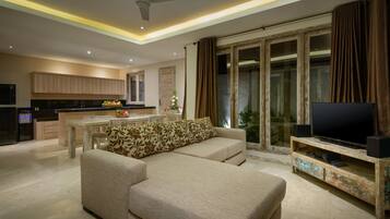 Villa, 2 habitaciones, alberca privada | Área de sala de estar | Televisión de pantalla plana y reproductor de DVD