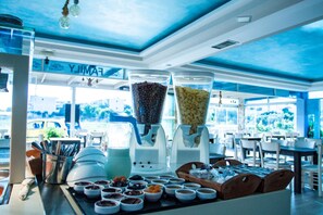 Serveert ontbijt, lunch, diner, Griekse gerechten 