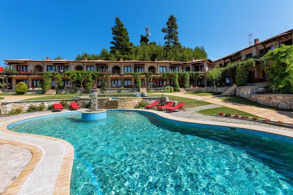 3 outdoor pools, sun loungers