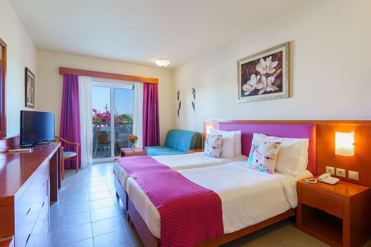 Standard Room, Garden View | Desk, iron/ironing board, free WiFi, bed sheets