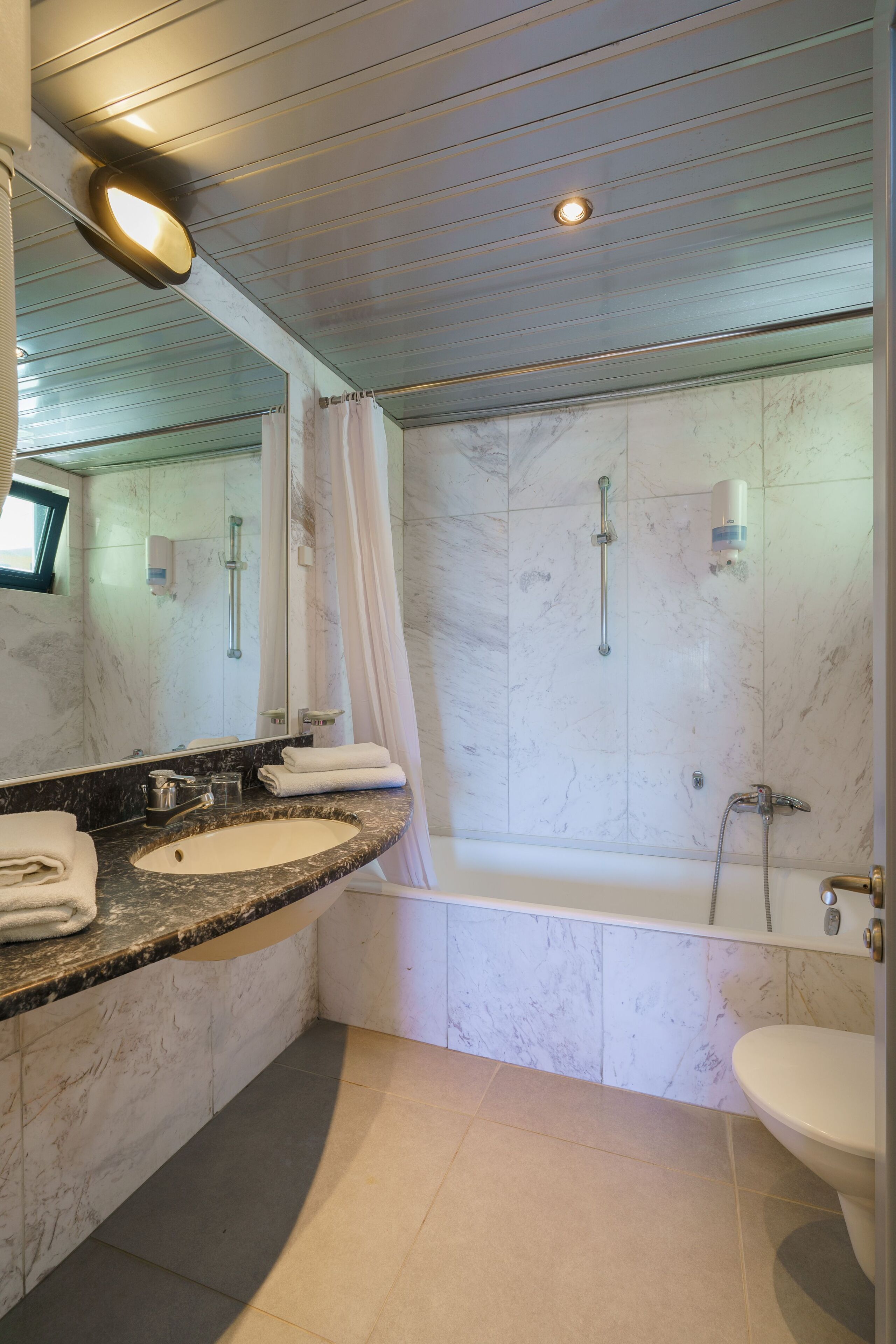 standard room, sea view | bathroom | hair dryer, towels, soap, shampoo