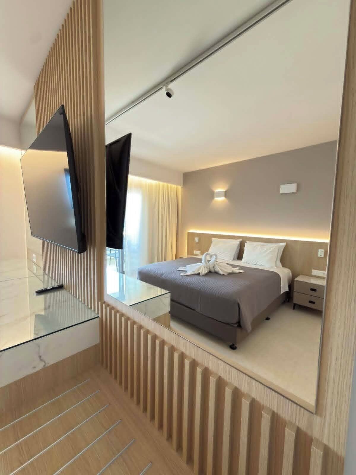 Superior Suite, Sea View Top Floor | Caja de seguridad en la habitación y escritorio 