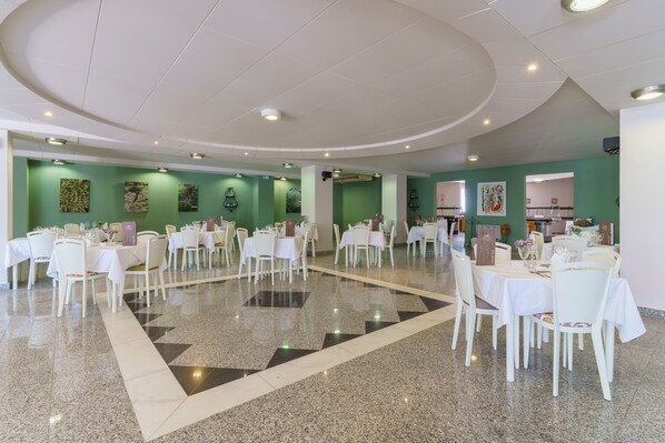 2 restaurants; breakfast, lunch, and dinner served - Kos Palace Hotel (Kos)