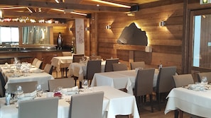 Der serveres morgenmad, frokost, aftensmad og lokale retter
