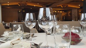 Petit déjeuner et déjeuner servis sur place, spécialités Cuisine locale