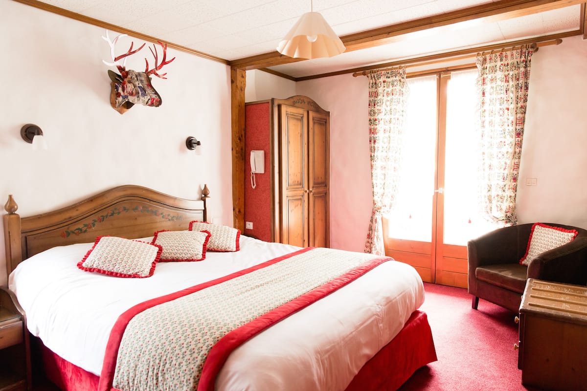 Premium bedding, in-room safe, blackout curtains, cots/infant beds