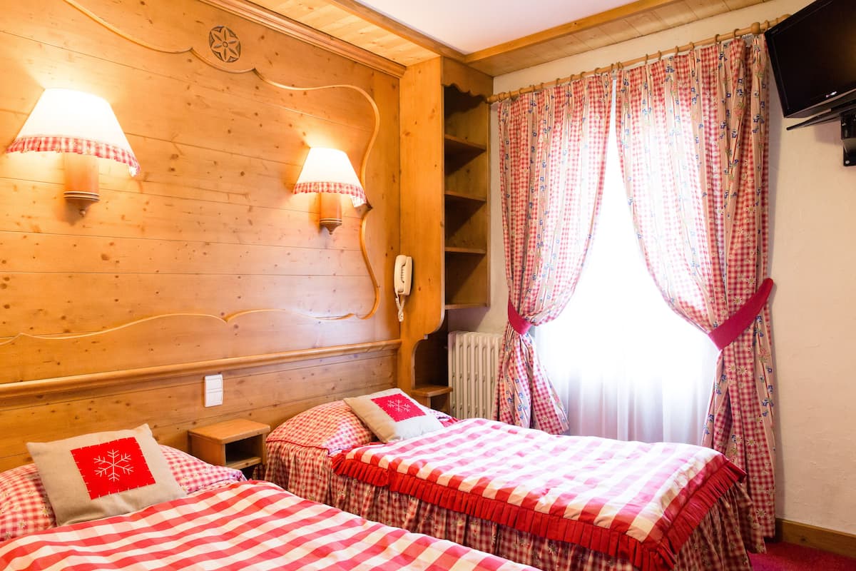 Premium bedding, in-room safe, blackout curtains, cots/infant beds